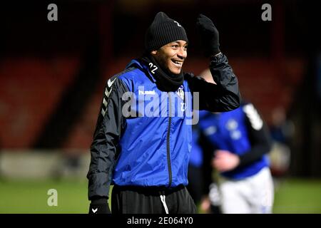 GRIMSBY, ENGLAND. 29. DEZEMBER Oldham Athletic's Raphaël Diarra Aufwärmen vor dem Sky Bet League 2 Spiel zwischen Grimsby Town und Oldham Athletic am Dienstag 29. Dezember 2020 im Blundell Park, Cleethorpes. (Kredit: Eddie Garvey, Mi News) Kredit: MI Nachrichten & Sport /Alamy Live Nachrichten Stockfoto