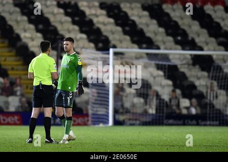 GRIMSBY, ENGLAND. 29. DEZEMBER Ian Lawlor von Oldham Athletic (Torwart) während des Sky Bet League 2-Spiels zwischen Grimsby Town und Oldham Athletic am Dienstag, 29. Dezember 2020 im Blundell Park, Cleethorpes. (Kredit: Eddie Garvey, Mi News) Kredit: MI Nachrichten & Sport /Alamy Live Nachrichten Stockfoto