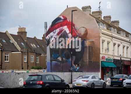 London, Großbritannien. Dezember 2020. Ein Wandbild eines Mannes mit einer britischen Flagge, die ihn bedeckt, und der europäischen Flagge, die am 30. Dezember 2020 an der Seite eines Gebäudes in London, Großbritannien, auf dem Knie angebracht wurde. Die Abgeordneten wurden an das britische Parlament zurückgerufen und haben für die Verabschiedung von Gesetzen gestimmt, die das EU-UK-Abkommen nach dem Brexit in das britische Recht überführen werden, einen Tag bevor Großbritannien die EU-Regeln nicht mehr befolgt.das EU-Gesetz (Future Relationship) wird nun an das Oberhaus zur Genehmigung übergeben. (Foto: Claire Doherty/Sipa USA) Quelle: SIPA USA/Alamy Live News Stockfoto