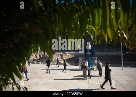 Malaga, Spanien. Dezember 2020. Die Menschen gehen an einer riesigen Figur vorbei, die Gaspar darstellt, einen der drei Weisen in der Alcazabilla Straße.das Rathaus von Málaga hat in Straßen und Plätzen riesige Figuren der drei Weisen aufgestellt, die Kinder und Familien genießen und besuchen können. Ein paar Tage vor der Epiphanie Parade der drei Könige. Die Zahlen messen 5 Meter und sind mit Schutzschirmen isoliert, um die Coronavirus-Krankheit zu verhindern. Kredit: SOPA Images Limited/Alamy Live Nachrichten Stockfoto