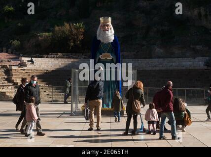 Malaga, Spanien. Dezember 2020. Man sieht einen Mann, der ein Foto vor einer riesigen Figur macht, die Gaspar, einen der drei Weisen, in der Alcazabilla Straße darstellt.das Rathaus von Málaga hat in Straßen und Plätzen riesige Figuren der drei Weisen platziert, die Kinder und Familien genießen und besuchen können, Ein paar Tage vor der Epiphanie Parade der drei Könige. Die Zahlen messen 5 Meter und sind mit Schutzschirmen isoliert, um die Coronavirus-Krankheit zu verhindern. Kredit: SOPA Images Limited/Alamy Live Nachrichten Stockfoto