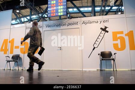 Berlin, Deutschland. Dezember 2020. Ein Bundessoldat geht durch das Corona Impfzentrum in der Arena. Quelle: Paul Zinken/dpa/Alamy Live News Stockfoto