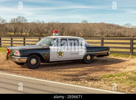 Altes klassisches Polizeiauto mit Weihnachtskranz in Leipers Fork, Tennessee Stockfoto