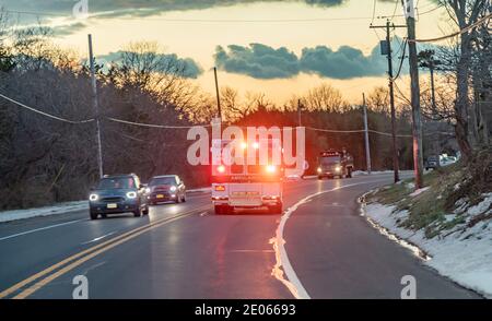 East Hampton Ambulance auf einem Notlauf mit Lichtern und Sirene ein Stockfoto