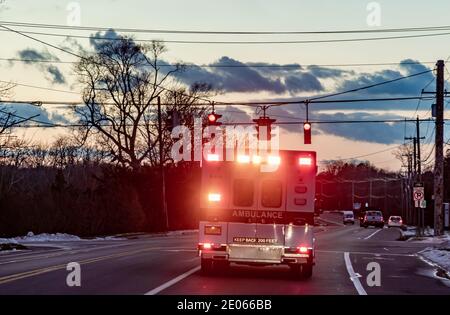 East Hampton Ambulance auf einem Notlauf mit Lichtern und Sirene ein Stockfoto