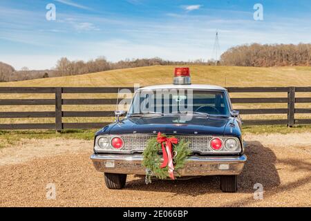 Altes klassisches Polizeiauto mit Weihnachtskranz in Leipers Fork, Tennessee Stockfoto