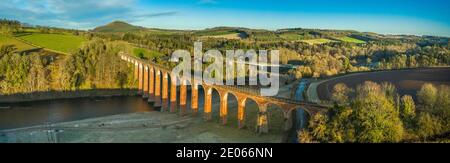 Melrose, Scottish Borders. 30. Dezember 2020 Leaderfoot Viadukt, River Tweed bei Melrose, Scottish Borders. Schottland. UK Winter Sonnenschein Wetter. Ein Blick auf das Leaderfoot Viadukt, das den Fluss Tweed überspannt, zusammen mit zwei anderen Fußgängerbrücken und der A68. Das Leaderfoot Viadukt, auch bekannt als Drygrange Viadukt, ist ein Eisenbahnviadukt über den Fluss Tweed bei Melrose in der schottischen Grenze. Das Viadukt wurde am 16. November 1863 eröffnet, um die Berwickshire Railway, Credit Phil Wilkinson / Alamy Live News zu tragen Stockfoto