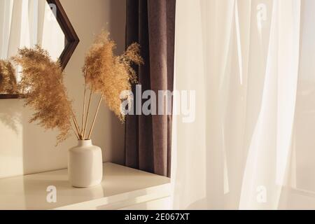 Pampas Gras in Vase auf der Kommode Stockfoto