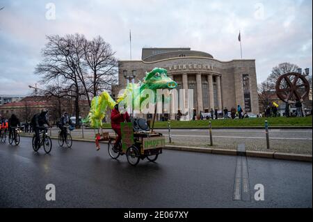 Berlin, Deutschland. Dezember 2020. Am Rosa-Luxemburg-Platz vor der Volksbühne startet die Fahrradparade "das Impfimperium schlägt zurück". Quelle: Christophe Gateau/dpa/Alamy Live News Stockfoto