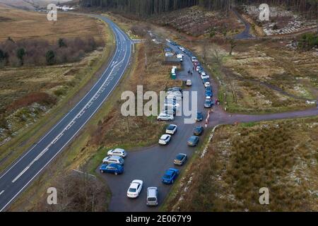 BRECON, WALES - DEZEMBER 30: Eine Luftaufnahme von Autos, die am Fuß des Pen y Fan Berges am 30. Dezember 2020 in Brecon, Wales geparkt wurden. Wales ging in ein Stockfoto