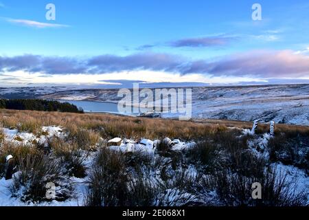 Withens Clough Stausee im Schnee. Stockfoto