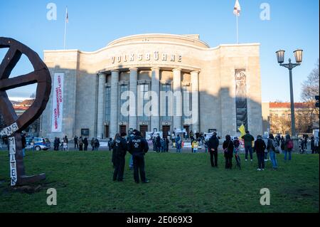 Berlin, Deutschland. Dezember 2020. Polizeibeamte stehen während einer Demonstration von Gegnern des Querdenkens am Rosa-Luxemburg-Platz. Quelle: Christophe Gateau/dpa/Alamy Live News Stockfoto