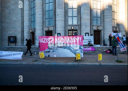 Berlin, Deutschland. Dezember 2020. Teilnehmer einer Demonstration von 'OMAS GEGEN RECHTS' versammeln sich vor der Volksbühne. Quelle: Christophe Gateau/dpa/Alamy Live News Stockfoto