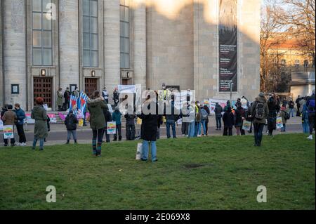 Berlin, Deutschland. Dezember 2020. Teilnehmer einer Demonstration von 'OMAS GEGEN RECHTS' versammeln sich vor der Volksbühne. Quelle: Christophe Gateau/dpa/Alamy Live News Stockfoto