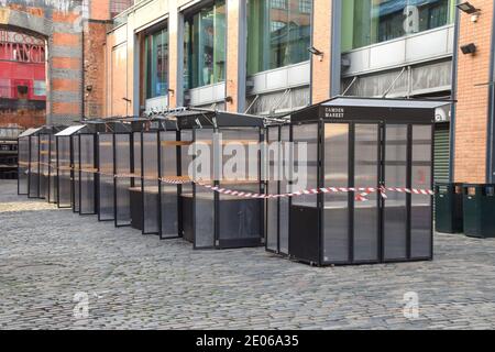 Geschlossene Verkaufsstände in Camden Market, London. Ein Großteil Englands hat sich in Tier-4-Beschränkungen eingegliedert, da im Vereinigten Königreich eine Rekordzahl von Coronavirus-Fällen verzeichnet wird. Stockfoto