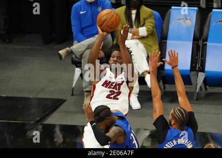 Orlando, Florida, USA, Miami Heat-Spieler Jimmy Butler macht einen Schuss während der Saison Eröffnungsspiel im Amway Center (Bildnachweis: Marty Jean-Louis) Stockfoto