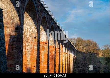 Melrose, Scottish Borders. 30. Dezember 2020 Leaderfoot Viadukt, River Tweed bei Melrose, Scottish Borders. Schottland. UK Winter Sonnenschein Wetter. Ein Blick auf das Leaderfoot Viadukt, das den Fluss Tweed überspannt, zusammen mit zwei anderen Fußgängerbrücken und der A68. Das Leaderfoot Viadukt, auch bekannt als Drygrange Viadukt, ist ein Eisenbahnviadukt über den Fluss Tweed bei Melrose in der schottischen Grenze. Das Viadukt wurde am 16. November 1863 eröffnet, um die Berwickshire Railway, Credit Phil Wilkinson / Alamy Live News zu tragen Stockfoto