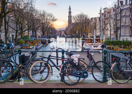 Amsterdam Niederlande bei Sonnenuntergang, historische Kanäle bei Sonnenuntergang. Holländische historische Kanäle in Amsterdam Stockfoto