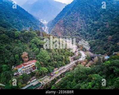 Luftaufnahmen von Waldbergstromgebäuden in Longsheng, Guangxi, China Stockfoto