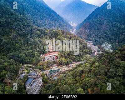 Luftaufnahmen von Waldbergstromgebäuden in Longsheng, Guangxi, China Stockfoto