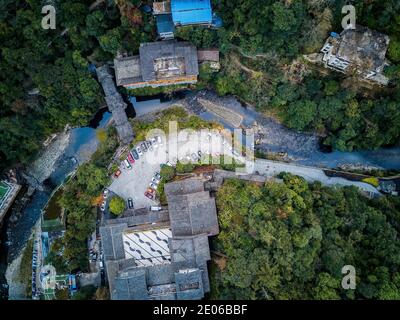 Luftaufnahmen von Waldbergstromgebäuden in Longsheng, Guangxi, China Stockfoto