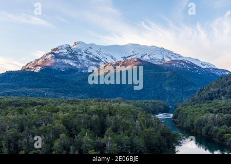 Landschaftsansicht des Arrayanes Flusses gegen schneebedeckte Anden im Los Alerces Nationalpark, Patagonien, Argentinien Stockfoto