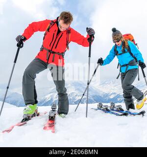 Skibergsteiger bereiten sich auf eine Tour vor Stockfoto