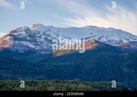 Alto El Petizo Gipfel bedeckt von Schnee während der Wintersaison im Los Alerces Nationalpark, Patagonien, Argentinien Stockfoto