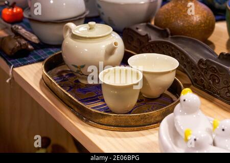 Nahaufnahme von verschiedenen chinesischen Teesets in den Regalen Stockfoto