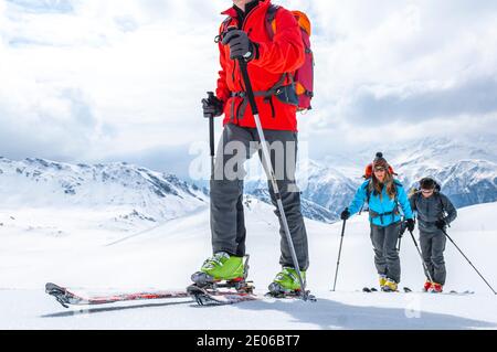 Drei Bergsportler auf bergauf zum Gipfel Stockfoto