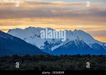 Panoramablick auf den Torrecillas Gletscher bei Sonnenuntergang im Los Alerces Nationalpark, Patagonien, Argentinien Stockfoto