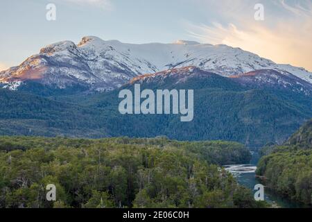 Landschaftsansicht des Arrayanes Flusses gegen schneebedeckte Anden im Los Alerces Nationalpark, Patagonien, Argentinien Stockfoto