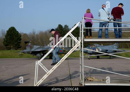 Luftfahrtenthusiasten, die die erhöhte Plattform nutzen, um Blackburn Buccaneer Vintage-Jets zu fotografieren. Demobilisierte ex Royal Air Force und Royal Navy Jet Bomber Flugzeuge Stockfoto