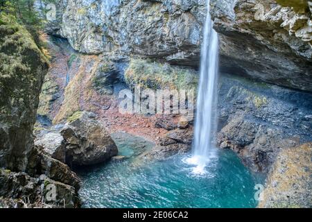 Schöner Bergwasserfall in den Schweizer Alpen. Ort: Linthal, Kanton Glarus, Schweiz, Europa Stockfoto