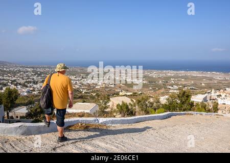 Santorini, Griechenland - 18. September 2020: Der Tourist bewundert die Aussicht auf die Insel Santorini Stockfoto