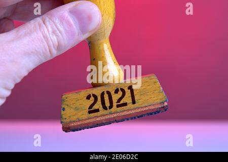 Deutschland. Dezember 2020. Ein alter Holzstempel mit Stempelflecken mit der Aufschrift '2021'. Foto mit Komposition vor neutralem Hintergrund. Quelle: dpa/Alamy Live News Stockfoto