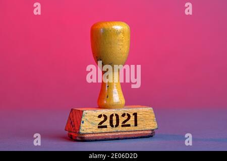 Deutschland. Dezember 2020. Ein alter Holzstempel mit Stempelflecken mit der Aufschrift '2021'. Foto mit Komposition vor neutralem Hintergrund. Quelle: dpa/Alamy Live News Stockfoto