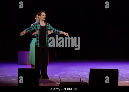 Ein Paar Tänzer ein Mann und eine Frau spielen in einem Theater auf der Bühne in einer Tanz-Musical-Show. Stockfoto