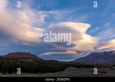 Linsenwolken-Formation über den Bergen bei Sonnenuntergang in Esquel, Patagonien, Argentinien Stockfoto