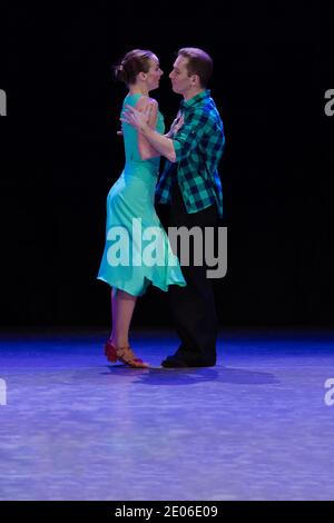 Ein Paar Tänzer ein Mann und eine Frau spielen in einem Theater auf der Bühne in einer Tanz-Musical-Show. Stockfoto