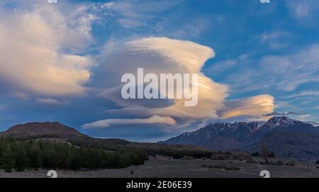 Linsenwolken-Formation über den Bergen bei Sonnenuntergang in Esquel, Patagonien, Argentinien Stockfoto