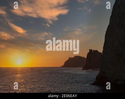 Sonnenuntergang über dem Meer von Cortez am Lands End in Cabo San Lucas, Mexiko Stockfoto