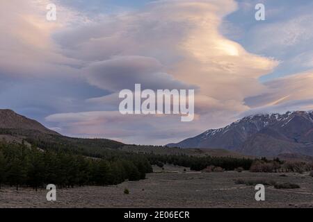 Linsenwolken-Formation über den Bergen bei Sonnenuntergang in Esquel, Patagonien, Argentinien Stockfoto