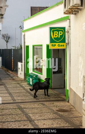 Kleine Auto-Reparatur-Garage Service-Center und BP Tankstelle In Albufeira Altstadt Portugal Stockfoto