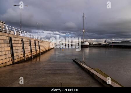 Pont y Ddraig Fußgängerbrücke am Hafen Rhyl, Nordwales Stockfoto
