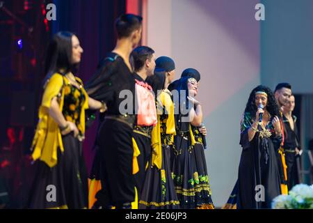 Ein Team von Musikern, Sängern und Tänzern in Zigeunerkostümen singen und tanzen auf der Bühne Stockfoto