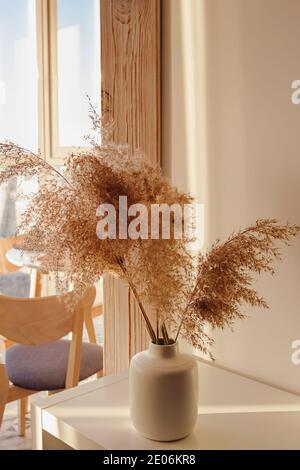 Pampas Gras in Vase im Wohnzimmer Stockfoto