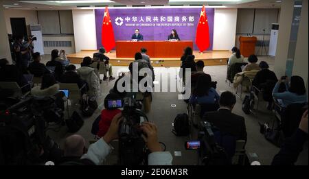 (201230) -- PEKING, 30. Dezember 2020 (Xinhua) -- EINE Pressekonferenz wird vom chinesischen Handelsministerium in Peking, der Hauptstadt von China, am 30. Dezember 2020 abgehalten. China und die Europäische Union (EU) werden sich bemühen, die frühzeitige Unterzeichnung des Investitionsabkommens zu erleichtern, sagte das Handelsministerium am Mittwoch. China und die EU werden Textreview, Übersetzung und andere technische Arbeiten durchführen So bald wie möglich, sagte Li Yongsha, ein Beamter des Ministeriums, auf einer Pressekonferenz, die abgehalten wurde, nachdem die beiden Seiten den Abschluss der Verhandlungen über den Investitionsvertrag angekündigt hatten. Der Vertrag wird geschlossen Stockfoto