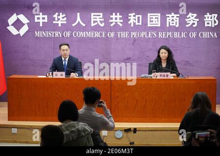 (201230) -- PEKING, 30. Dezember 2020 (Xinhua) -- EINE Pressekonferenz wird vom chinesischen Handelsministerium in Peking, der Hauptstadt von China, am 30. Dezember 2020 abgehalten. China und die Europäische Union (EU) werden sich bemühen, die frühzeitige Unterzeichnung des Investitionsabkommens zu erleichtern, sagte das Handelsministerium am Mittwoch. China und die EU werden Textreview, Übersetzung und andere technische Arbeiten durchführen So bald wie möglich, sagte Li Yongsha, ein Beamter des Ministeriums, auf einer Pressekonferenz, die abgehalten wurde, nachdem die beiden Seiten den Abschluss der Verhandlungen über den Investitionsvertrag angekündigt hatten. Der Vertrag wird geschlossen Stockfoto