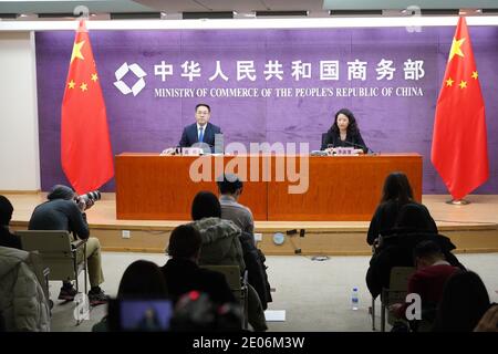 (201230) -- PEKING, 30. Dezember 2020 (Xinhua) -- EINE Pressekonferenz wird vom chinesischen Handelsministerium in Peking, der Hauptstadt von China, am 30. Dezember 2020 abgehalten. China und die Europäische Union (EU) werden sich bemühen, die frühzeitige Unterzeichnung des Investitionsabkommens zu erleichtern, sagte das Handelsministerium am Mittwoch. China und die EU werden Textreview, Übersetzung und andere technische Arbeiten durchführen So bald wie möglich, sagte Li Yongsha, ein Beamter des Ministeriums, auf einer Pressekonferenz, die abgehalten wurde, nachdem die beiden Seiten den Abschluss der Verhandlungen über den Investitionsvertrag angekündigt hatten. Der Vertrag wird geschlossen Stockfoto